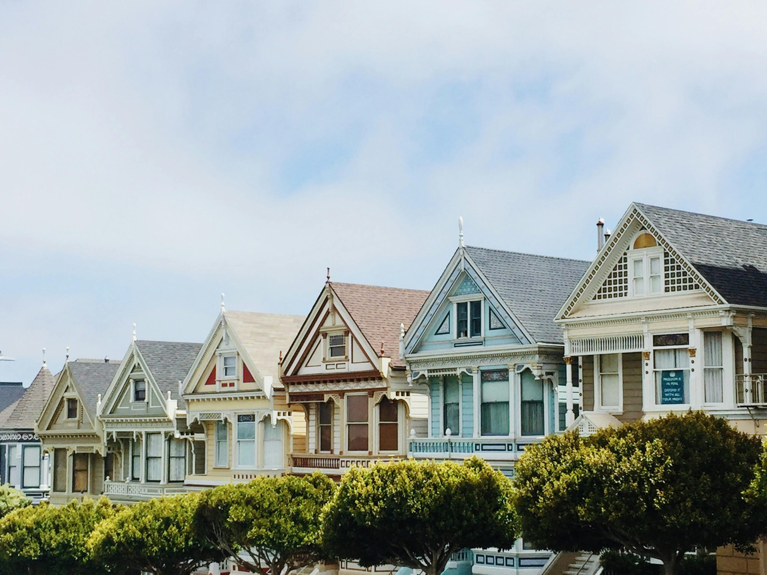 🏠 How to Find Student Housing Abroad (Without Getting Scammed)
